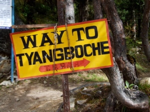 A sign on the trail pointing the way to Tengboche